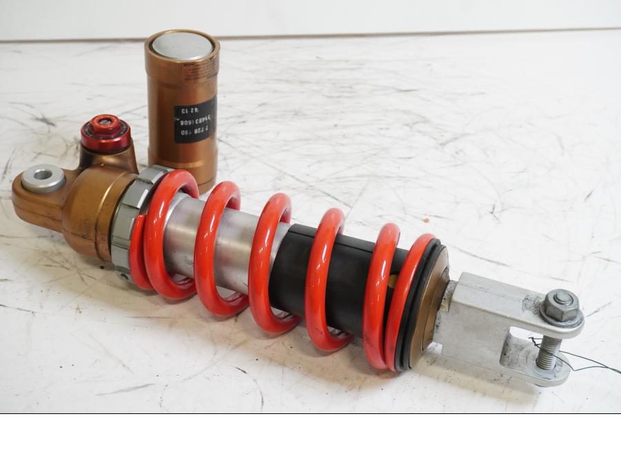 Framsidan på Stötdämpare från en BMW S 1000 RR -2013 motorcykel.