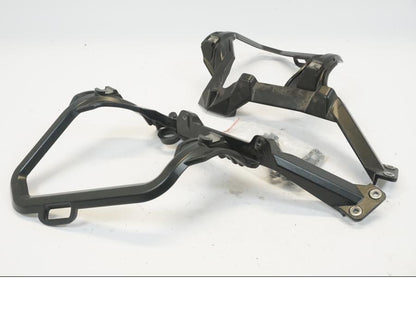 Snett uppifrån på Väskhållare från en KTM 990 SMT -2012 motorcykel.