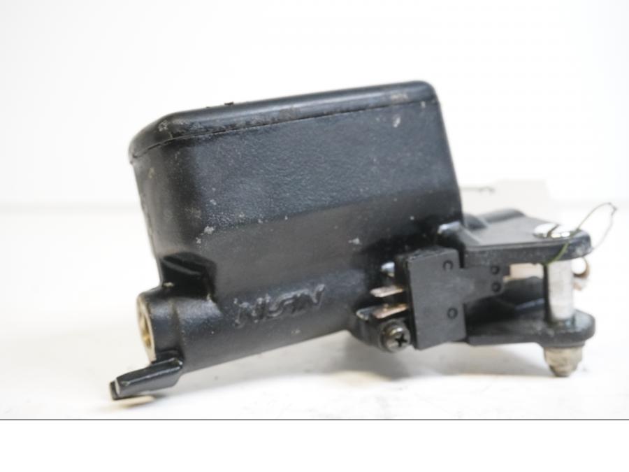 Baksidan på Bromshuvudcylinder från en Honda VFR 800 -1998 motorcykel.