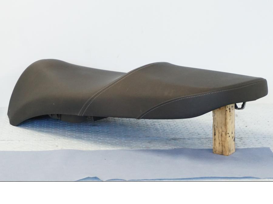 Höger sida på Sadel från en Honda SH 300 A -2011 scooter.