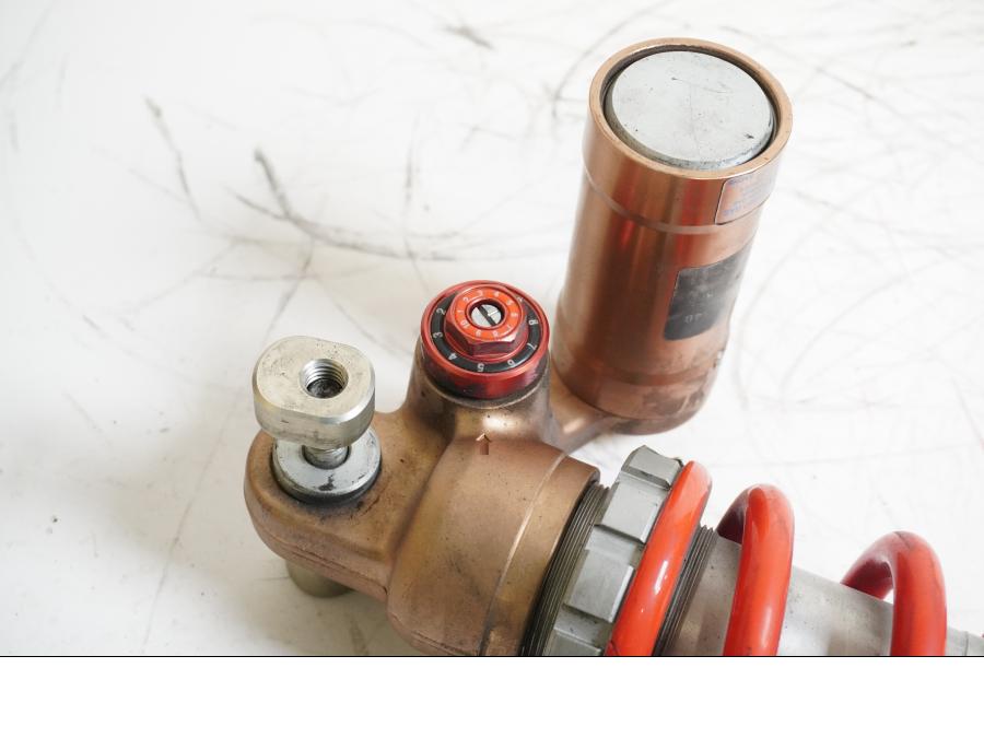 Baksidan på Stötdämpare från en BMW S 1000 RR -2011 motorcykel.