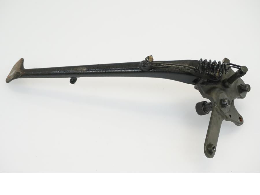 Snett uppifrån på Sidostöd från en Suzuki GSX 1300 R -2010 motorcykel.