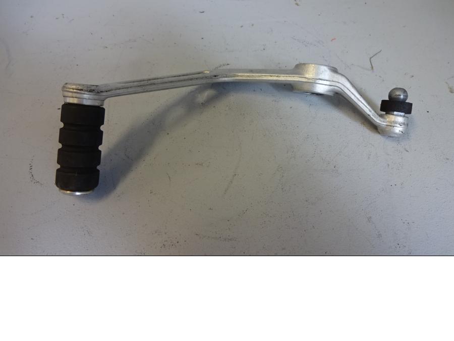 Höger sida på Växelpedal från en Triumph Daytona 675 -2010 motorcykel.