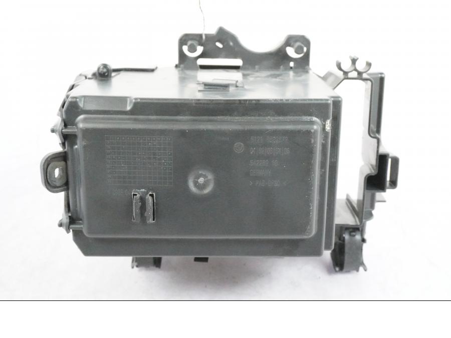 Snett uppifrån på Batterihållare från en BMW R 1250 GSA -2021 motorcykel.