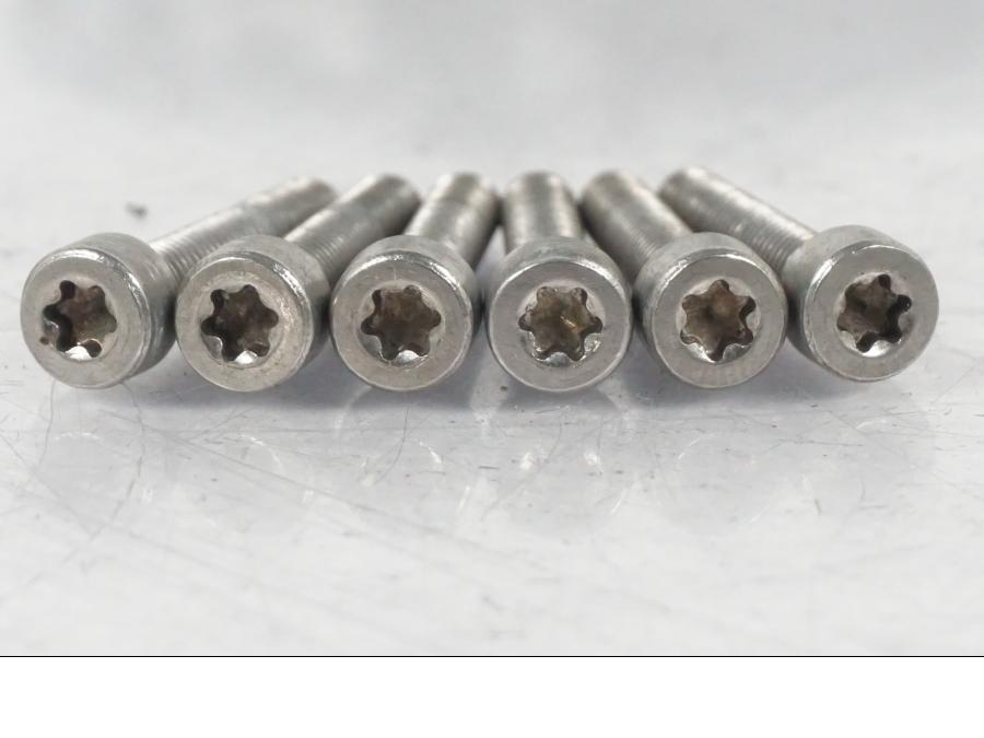 Höger sida på <p>Låssats från BMW R 1200 GS 2007.</p>

<p>Med tändningslås, tanklock, sadellås, 1st nyckel</p> motorcykel.