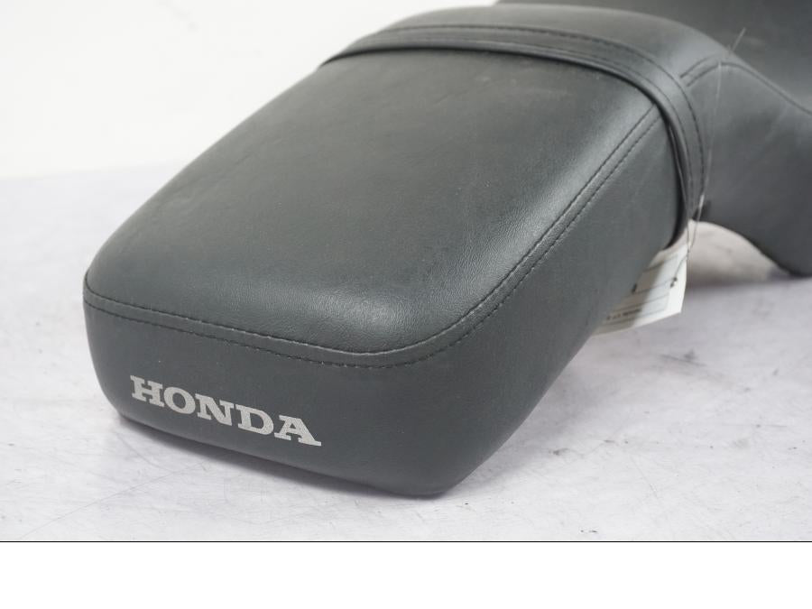 Höger sida på Sadel från en Honda VT 600 C -1998 motorcykel.