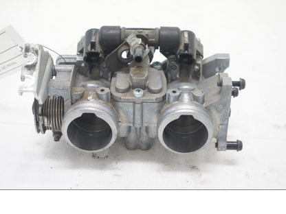 Baksidan på Spjällhus från en Honda CBR 500 R -2013 motorcykel.