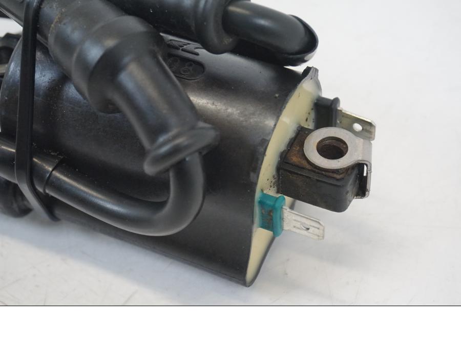 Höger sida på Tändspole från en Honda CB 750 -2002 motorcykel.