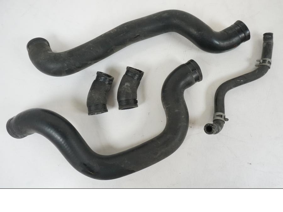 Framsidan på Vattenkyl Slang Set från en Suzuki SV 650 S -2005 motorcykel.