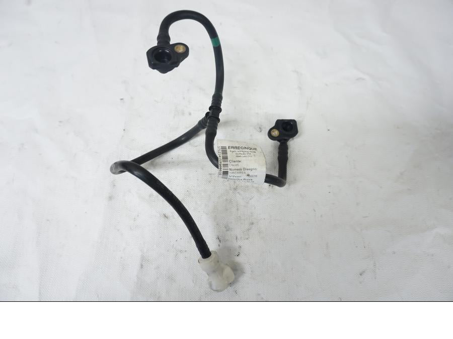 Framsidan på Fuel Rail från en Ducati 899 Panigale -2015 motorcykel.