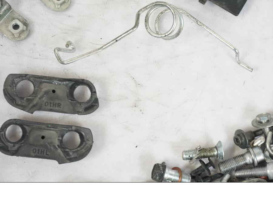 Snett uppifrån på Skruv / Mutter etc från en Suzuki GSX-R 750 -2007 motorcykel.