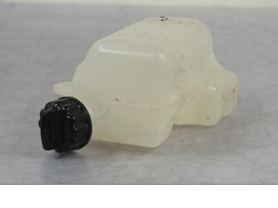 Höger sida på Vattenexpansionskärl från en Kawasaki Z 900 -2019 motorcykel.