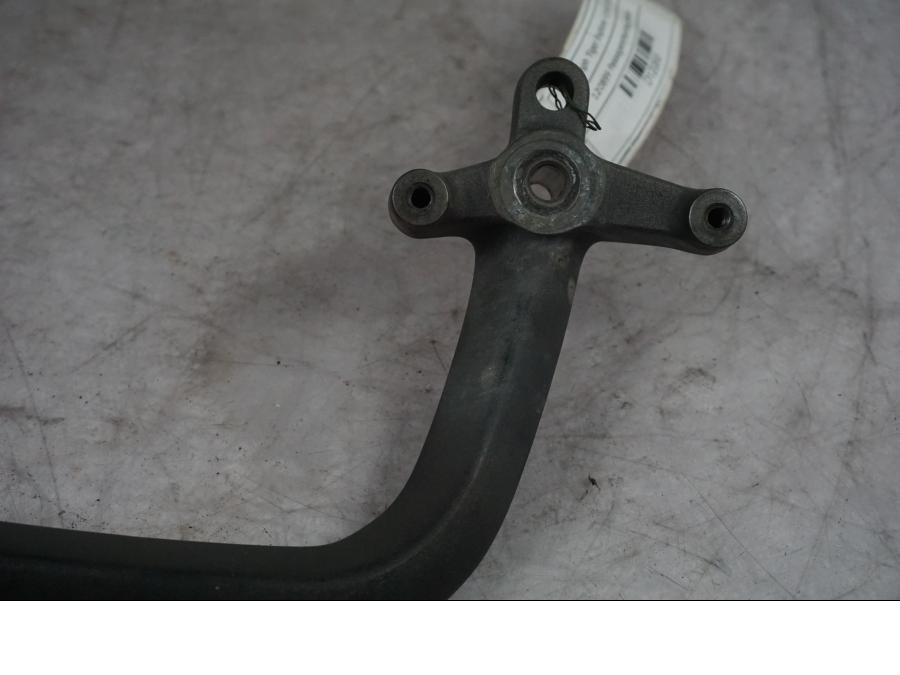 Baksidan på Passagerarhandtag från en Triumph Tiger Explorer -2016 motorcykel.