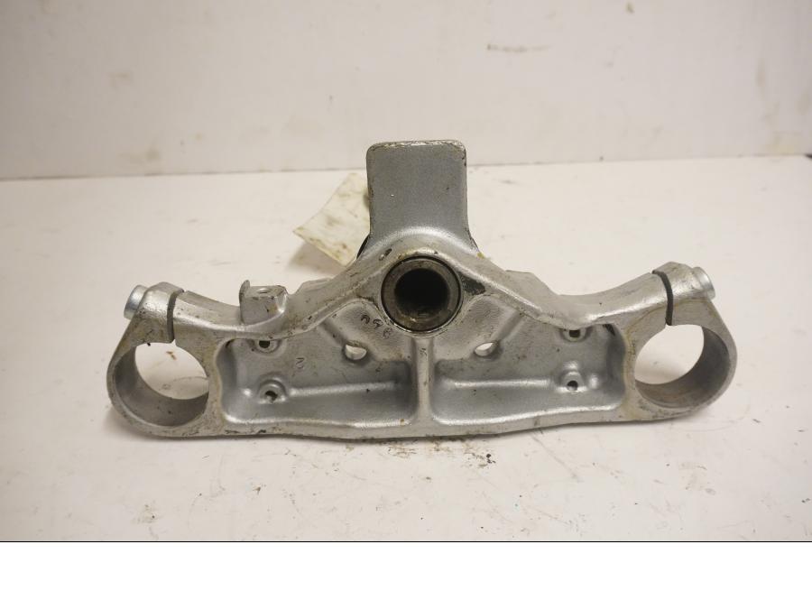 Baksidan på Gaffelkrona från en Honda VT 1100 C -2000 motorcykel.