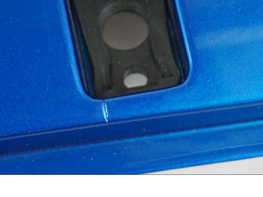 Extrabild3 på <p>Bakvinge höger från Kawasaki ZZR 1100 1991.</p>

<p>Lagad och omlackad i original kulör.</p>

<p>Sprickor, slitage av lack samt ytliga repor se bilder.</p> motorcykel.