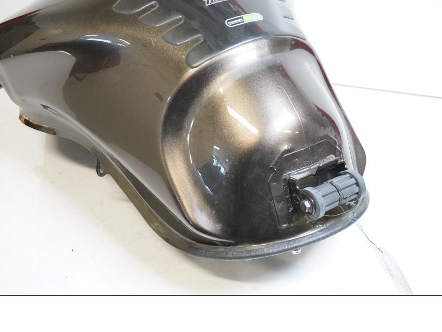 Vänster sida på Bensintank från en Kawasaki Versys 1000 -2012 motorcykel.