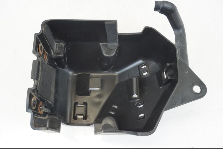 Framsidan på Batterihållare från en Yamaha WR 125 -2011 motorcykel.