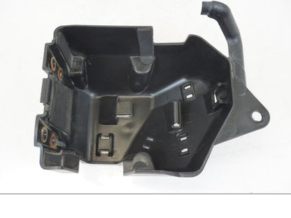 Framsidan på Batterihållare från en Yamaha WR 125 -2011 motorcykel.