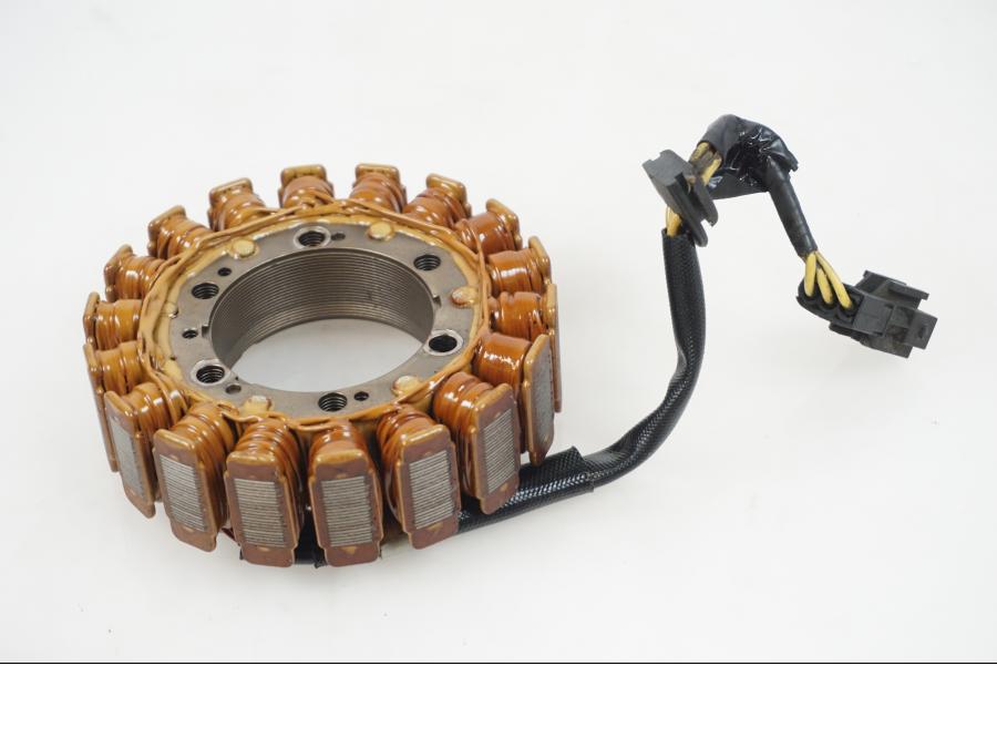 Baksidan på Generator från en BMW F 650 GS -2002 motorcykel.