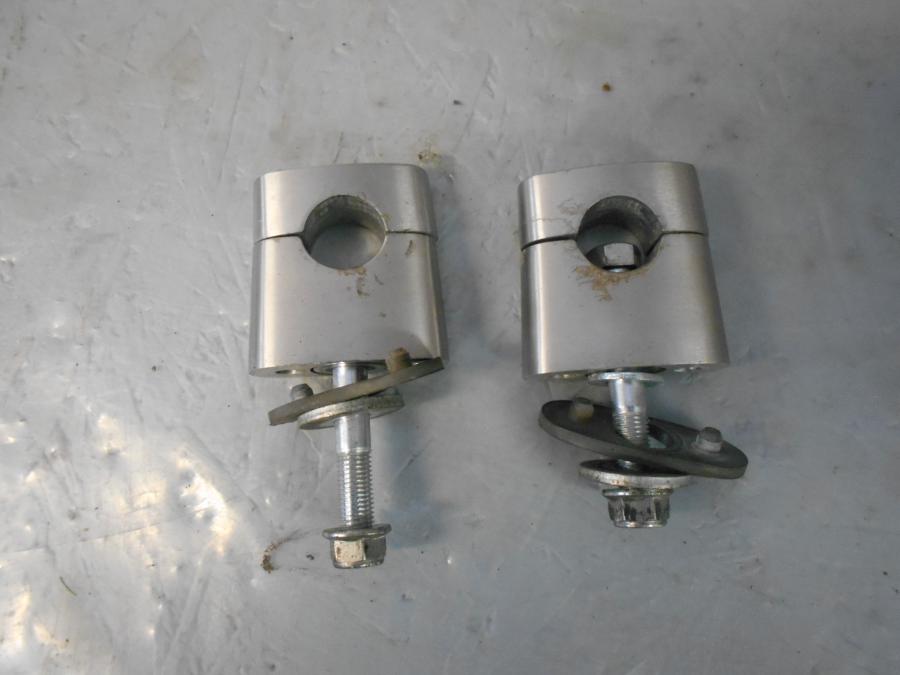 Baksidan på Styrfäste från en Suzuki GSX 1400 -2003 motorcykel.