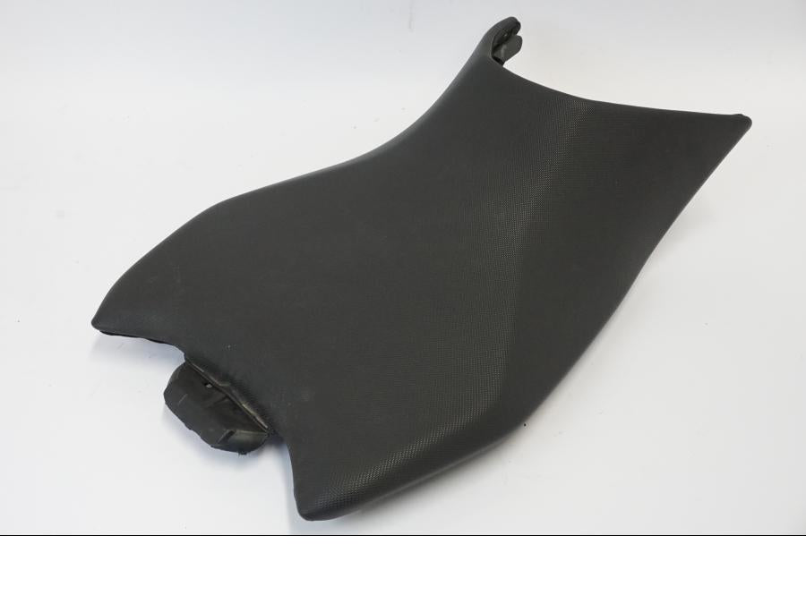 Vänster sida på Sadel från en KTM 690 Duke -2016 motorcykel.