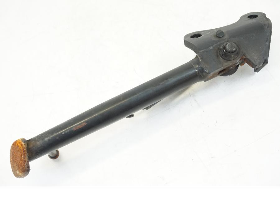 Snett nerifrån på Sidostöd från en Honda CB 600 F -2008 motorcykel.