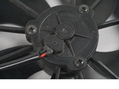 Snett nerifrån på Vattenkylfläkt från en MV Agusta Dragster -2014 motorcykel.