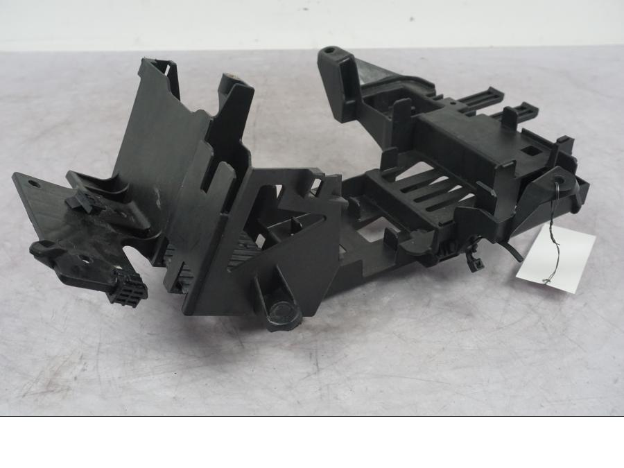 Höger sida på Batterihållare från en KTM 1290 Super Duke R -2022 motorcykel.