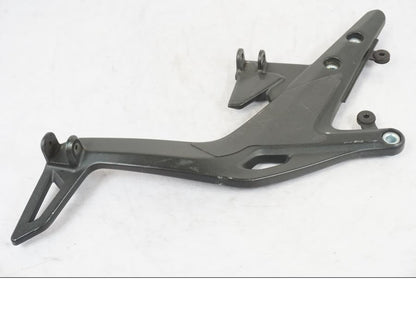 Snett uppifrån på Fotpinnefäste från en Kawasaki ER-6N -2016 motorcykel.