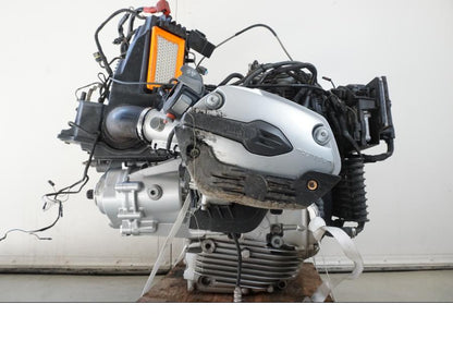 Snett nerifrån på Motorpaket från en BMW R 1200 R -2007 motorcykel.