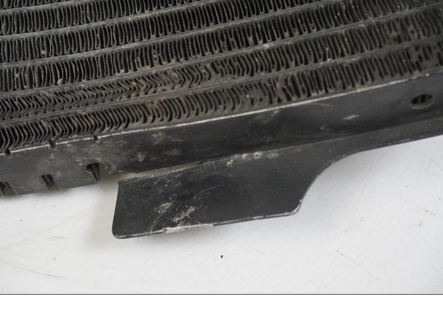 Höger sida på Vattenkyl från en Aprilia RS 250 -1998 motorcykel.