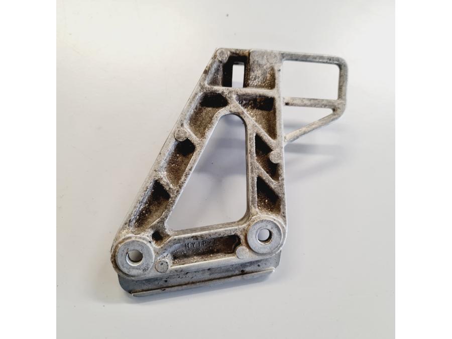 Snett uppifrån på Fotpinnefäste från en Honda XRV 750 -1999 motorcykel.