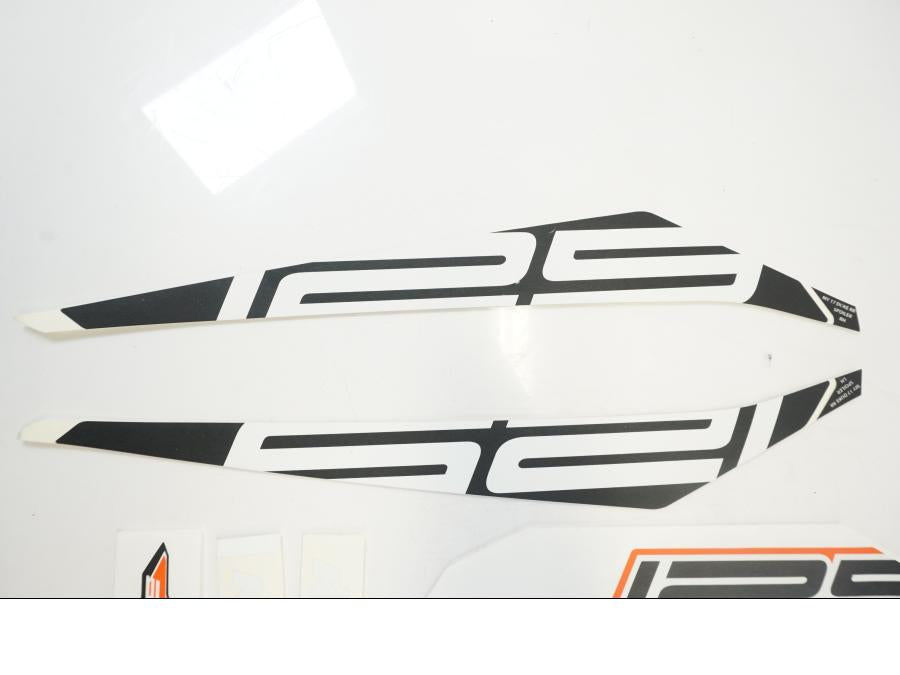 Höger sida på Dekal från en KTM 125 Duke -2018 motorcykel.