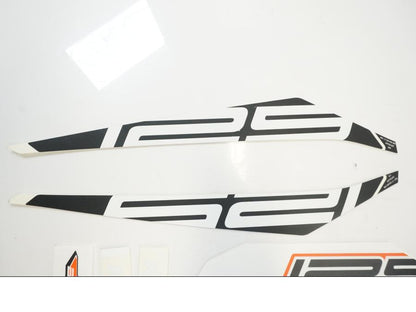 Höger sida på Dekal från en KTM 125 Duke -2018 motorcykel.