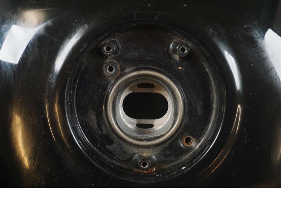 Snett nerifrån på Bensintank från en Kawasaki ZZ-R 1400 -2009 motorcykel.