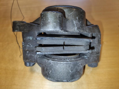 Vänster sida på Bromsok från en Yamaha FJ 1200 -1986 motorcykel.