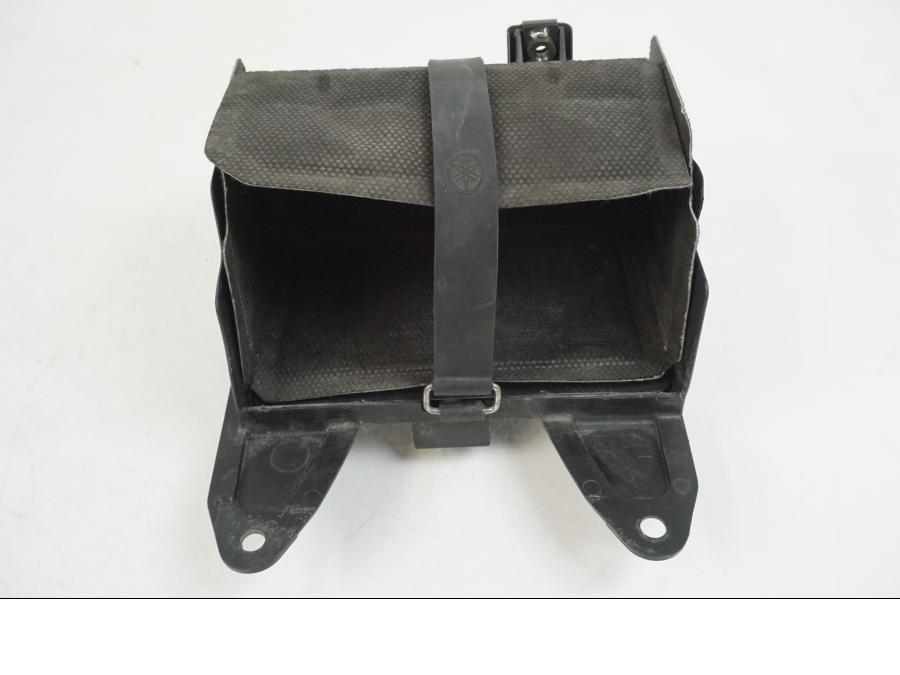 Baksidan på Batterihållare från en Yamaha YZF 1000 R1 -2006 motorcykel.