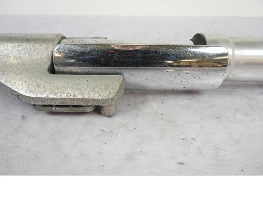 Höger sida på Gaffelben från en Kawasaki VN 1500 -2003 motorcykel.