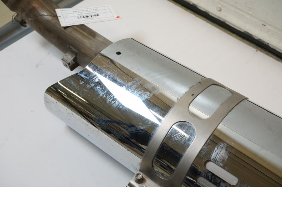 Snett nerifrån på Ljuddämpare från en BMW R 1200 GS -2011 motorcykel.