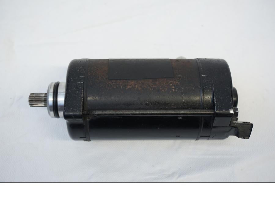 Baksidan på Startmotor från en Kawasaki VN 900 -2006 motorcykel.