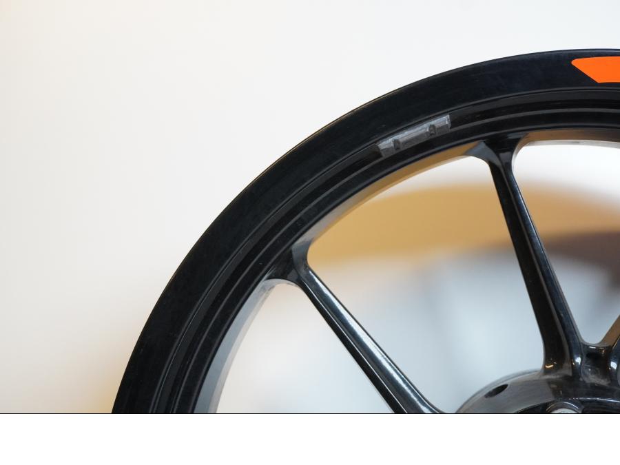 Snett nerifrån på Fälg från en KTM 125 Duke -2017 motorcykel.