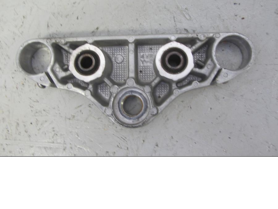 Framsidan på Gaffelkrona från en Yamaha XVS 1100 -2002 motorcykel.