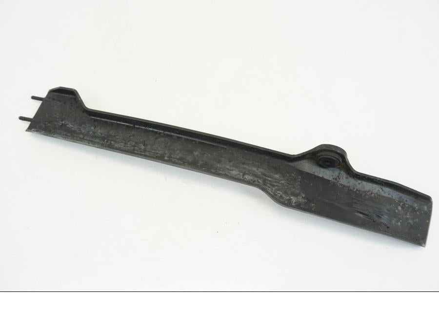 Snett nerifrån på Kedjeskydd från en Ducati Streetfighter V4 -2020 motorcykel.