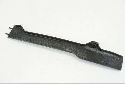 Snett nerifrån på Kedjeskydd från en Ducati Streetfighter V4 -2020 motorcykel.