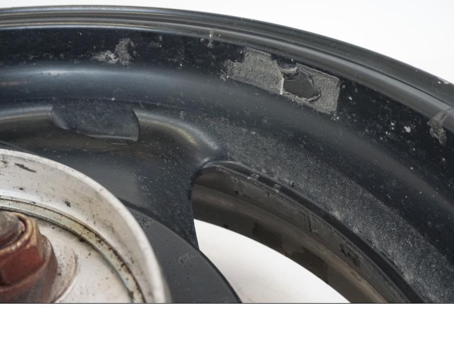 Vänster sida på Fälg från en Honda ST 1300 -2002 motorcykel.