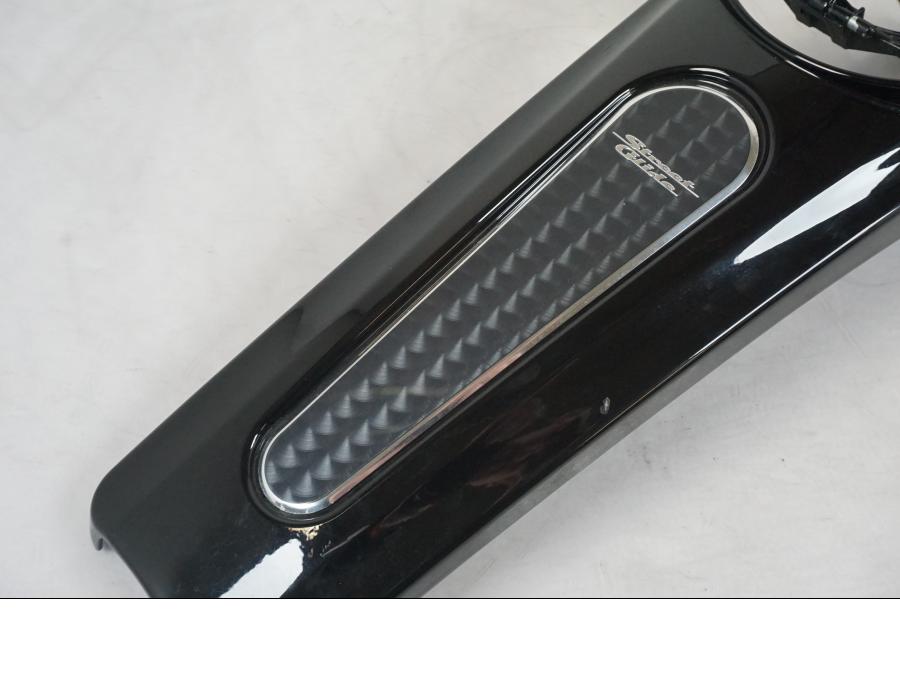 Vänster sida på Bensintankkonsoll från en H-D Street Glide Special FLHXS -2018 motorcykel.