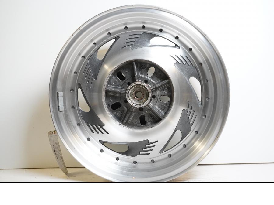 Extrabild2 på Fälg från en Suzuki VZ 800 -2000 motorcykel.