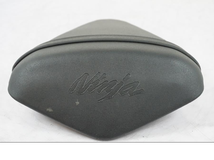 Baksidan på Sadel från en Kawasaki ZX-6R -2011 motorcykel.