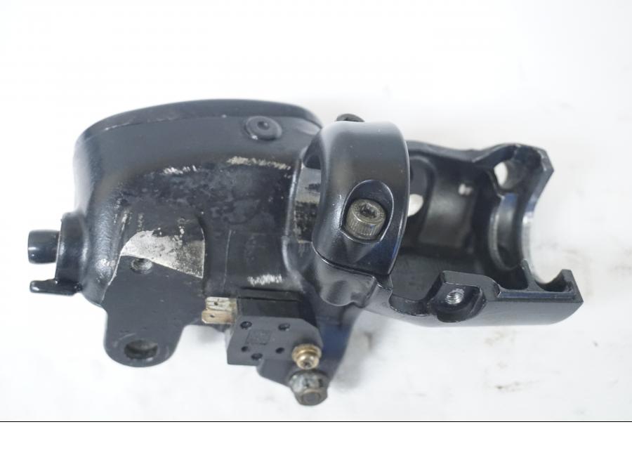 Baksidan på Bromshuvudcylinder från en Triumph Bonneville -2001 motorcykel.