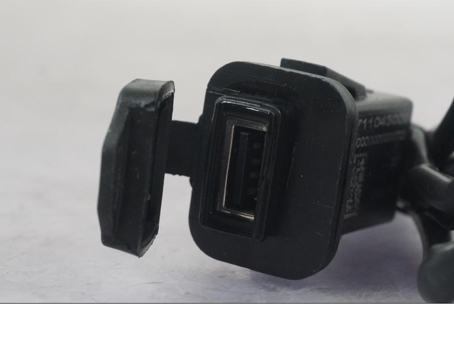 Höger sida på USB-uttag från en KTM 1290 Super Duke R -2022 motorcykel.